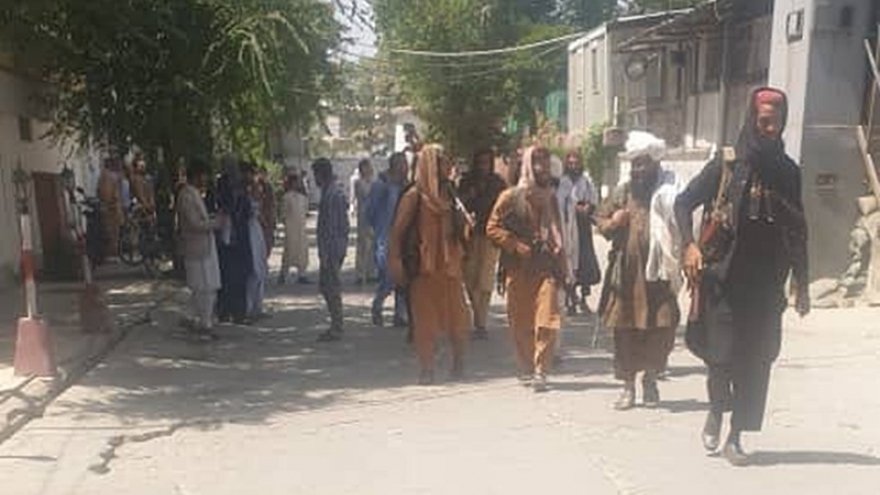 Taliban chiếm đài truyền hình hàng đầu Afghanistan, tịch thu vũ khí rồi lên sóng